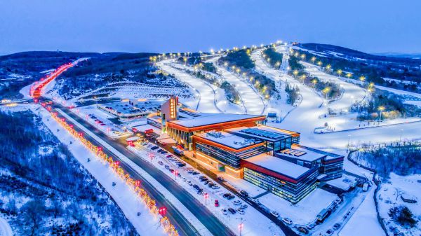 "天定山滑雪场距长春城区和机场均为15分钟路程,是长春市拥有