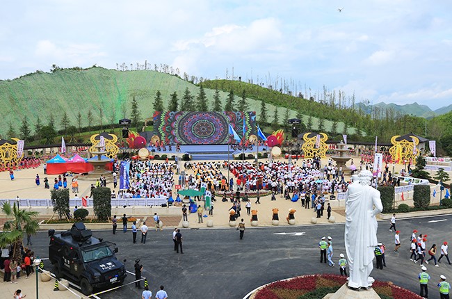 第四届安顺旅游产业发展大会在关岭县永宁镇奇缘谷冰雪小镇隆重开幕