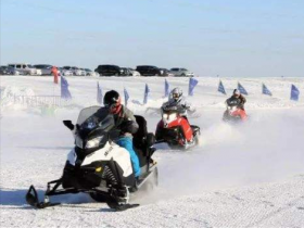 青岛冰雪节预热冬奥会 奥运冠军现身为冰雪少年助力