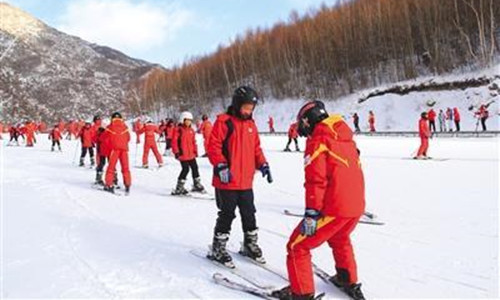 2018年雪季，西湾子小学四年级学生在万龙滑雪场体验滑雪课。