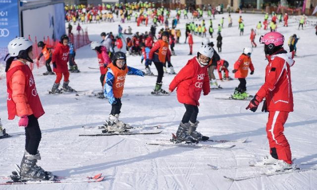 在吉林北大壶滑雪场，吉林市第二实验小学学生们在滑雪教练的指导下进行坡道侧向移动