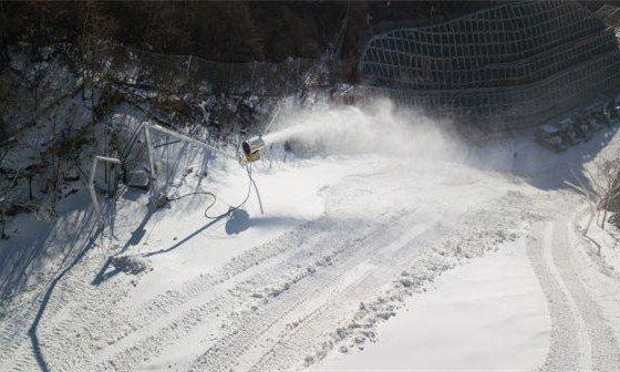 在北京冬奥会延庆赛区国家高山滑雪中心，工作人员在进行造雪作业